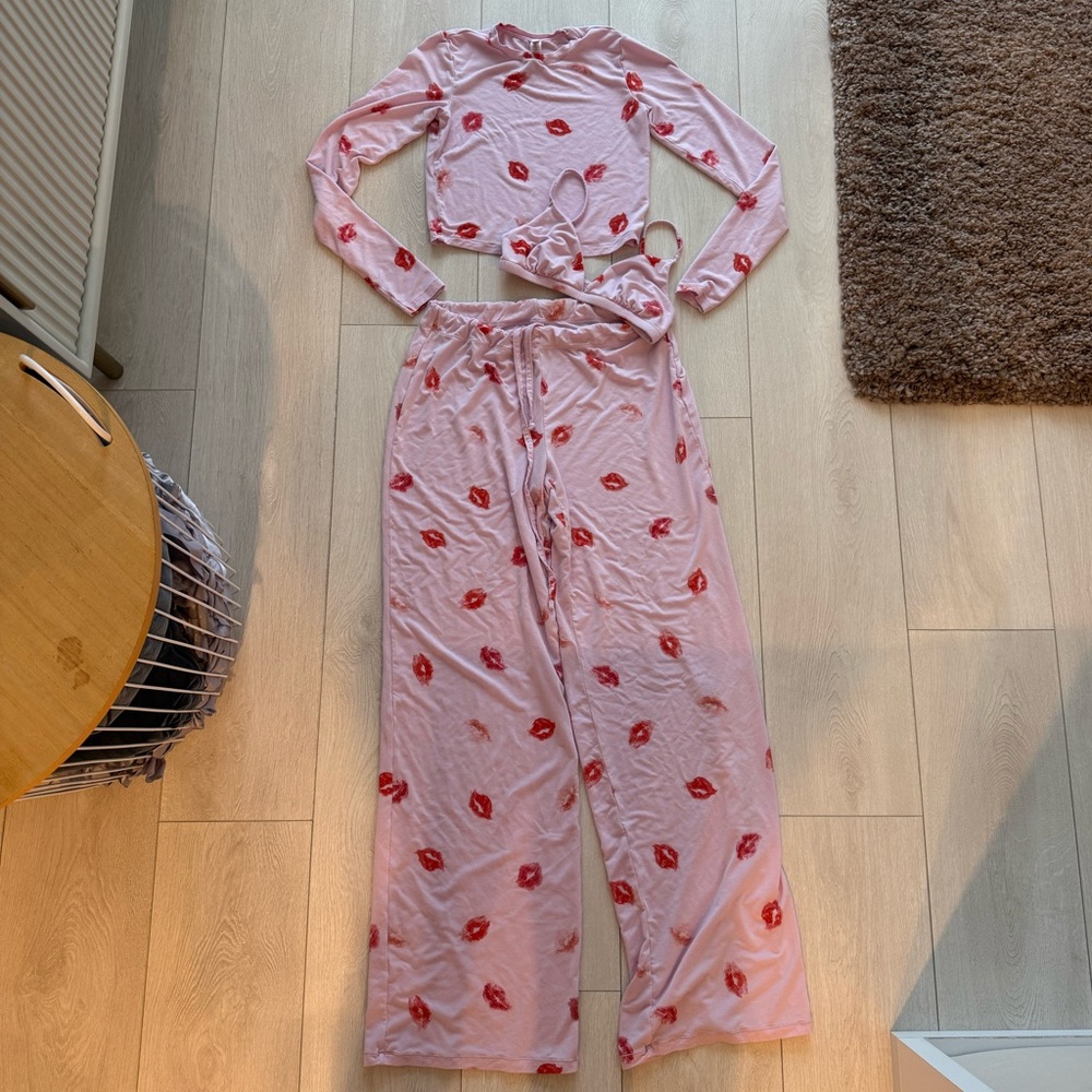 Skims 3 piece Pink Set with Red Lip Print